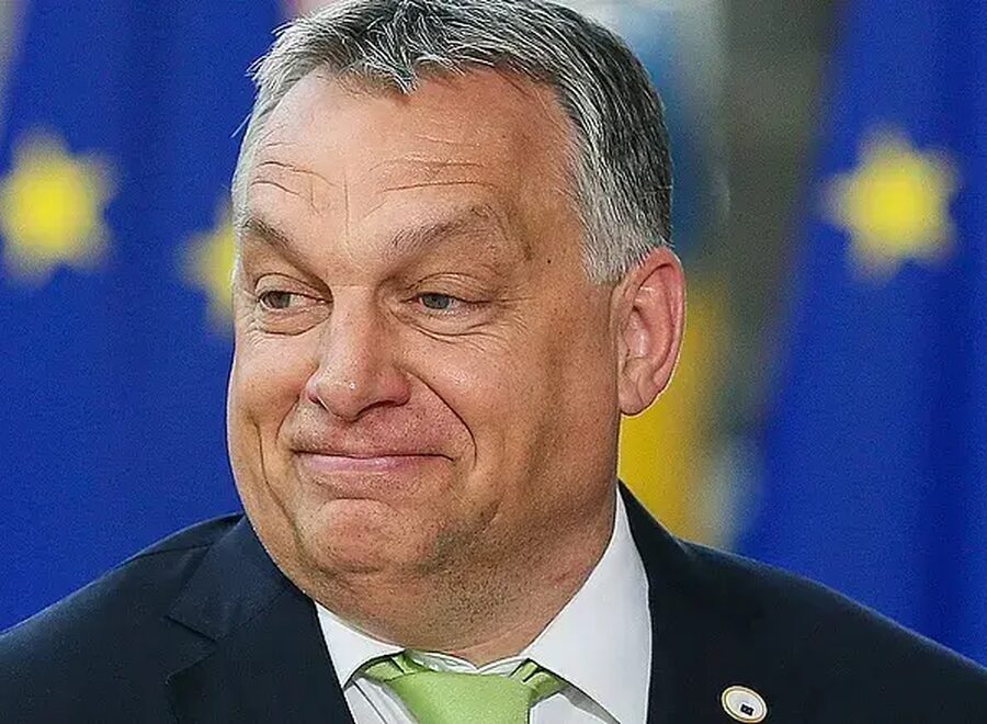 Orban viktor vigyorog rohog