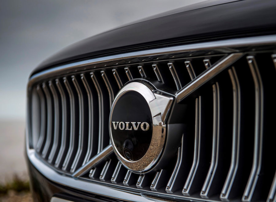 Volvo logo on grill 01