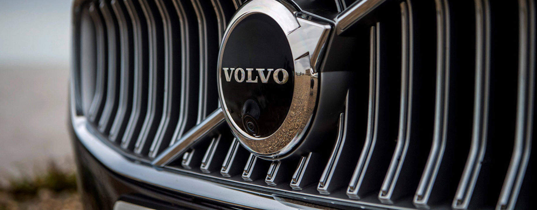 Volvo logo on grill 01