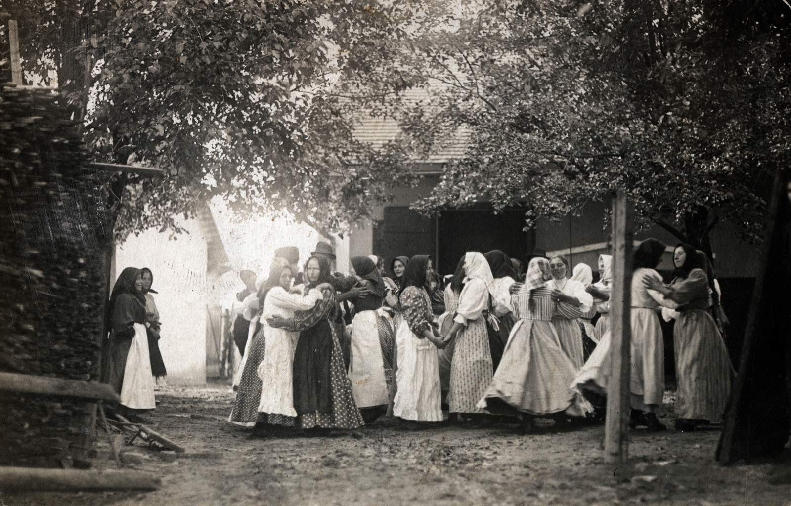 Táncoló nők 1909 ből Kép forrása Fortepan