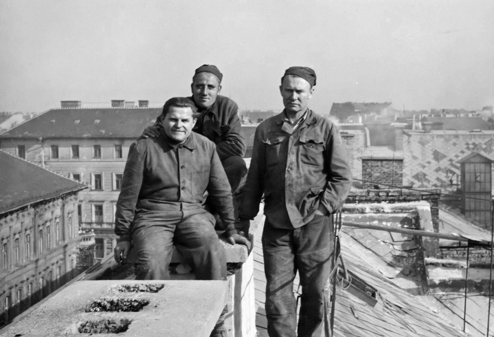 Hárman a háztetőn 1960 ban Kép forrása Fortepan Hózer Benjamin