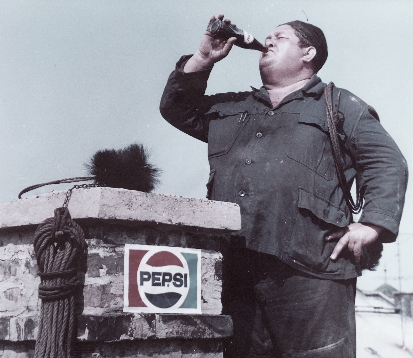 Kéményseprő Pepsit reklámoz 1975 ben Kép forrása Fortepan