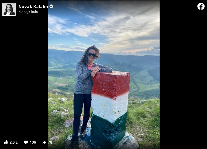 Screenshot 2022 05 30 at 17 19 02 Román színekre festették át a kőoszlopot aminél néhány napja még Novák Katalin fotózkodott