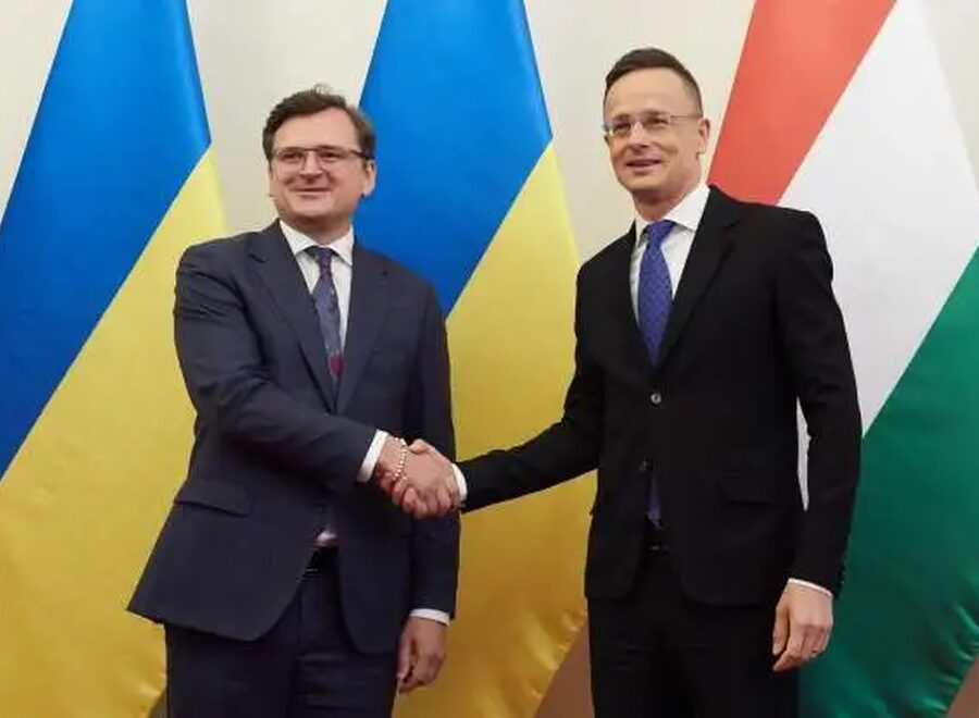 Ukrán magyar kézfogás