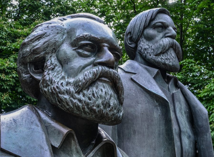 Marx és Engels szobra Berlinben (Kép: Pixabay)