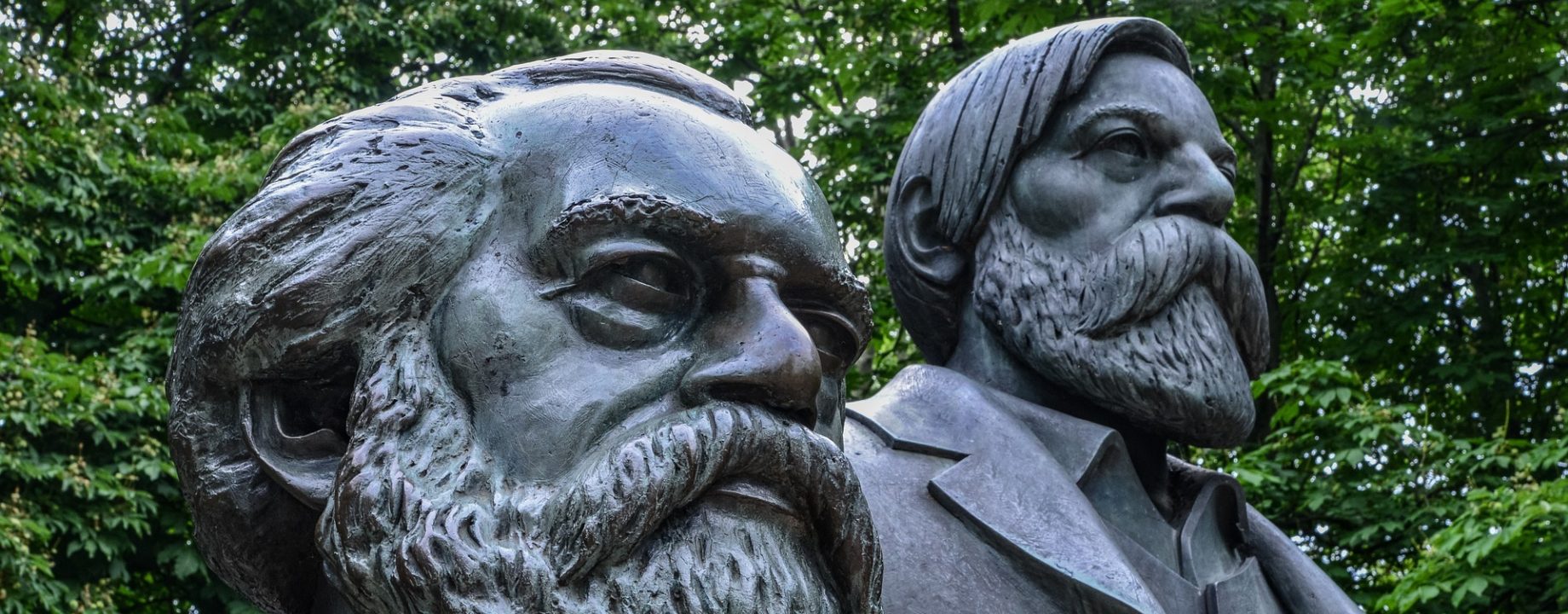 Marx és Engels szobra Berlinben (Kép: Pixabay)