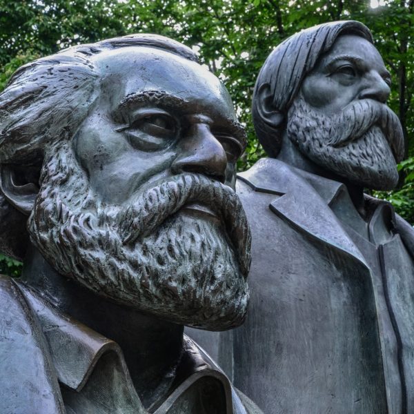 Marx és Engels szobra Berlinben (Kép: Pixabay)