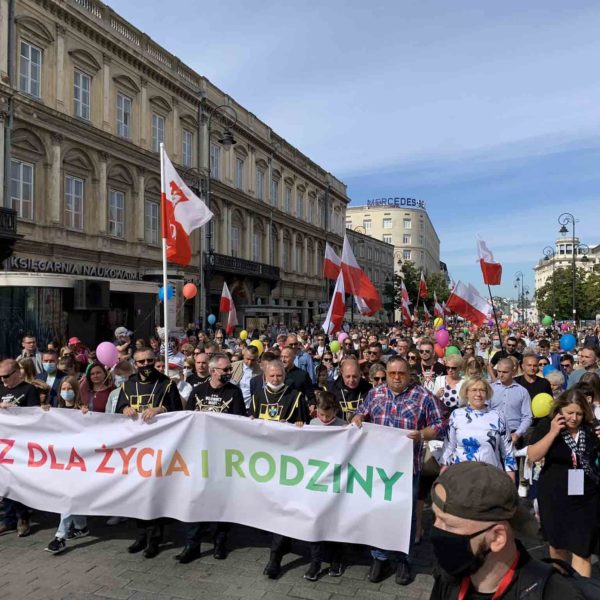 lengyelország családok menete remix news