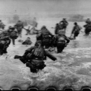 A D napon partra szálló amerikai csapatok első hulláma (forrás: fotomuveszet.net)