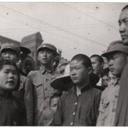 Katonák és civilek egy felvonuláson Kínában (forrás: icp.org)