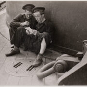 Két katona levelet olvas (forrás: icp.org)