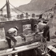 Munkások egy szálloda tetején a romos Erzsébet híd közelében (forrás: konyvesmagazin.hu)