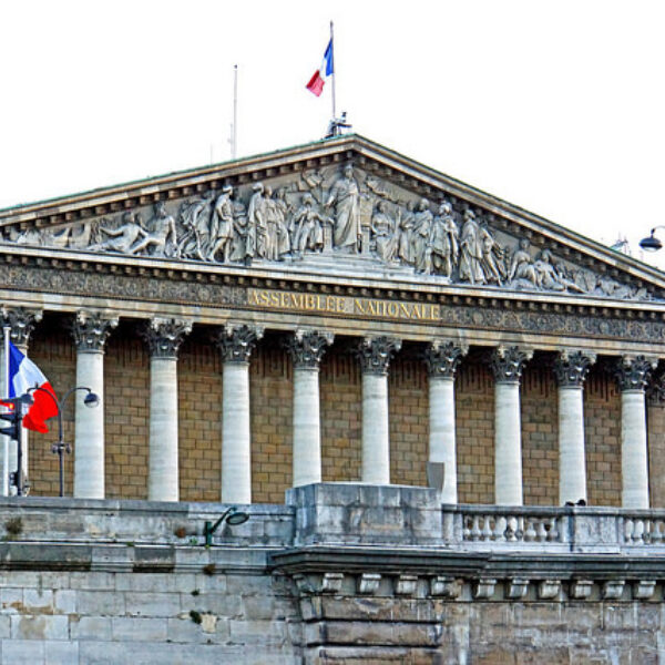 A francia parlament elfogadta a 110 milliard euros gazdasagosztonzo csomagot 196621