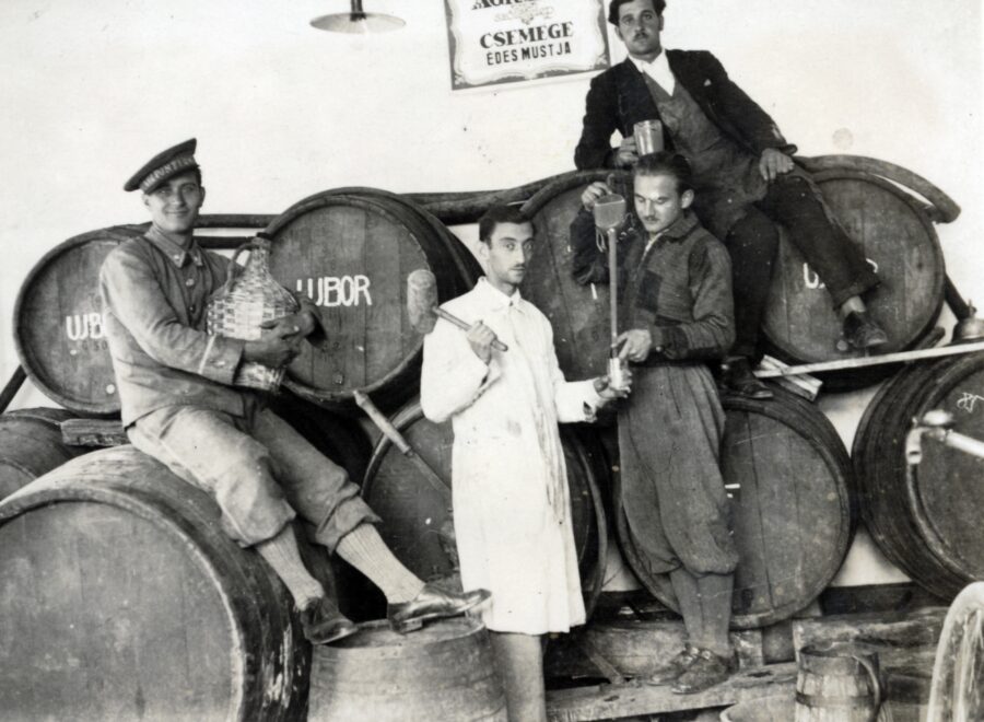 1933 Ecséd Az Agrária Szőlőtelepítő Rt borospincéjében Kép forrása Fortepan Szöllősi Lászlóné