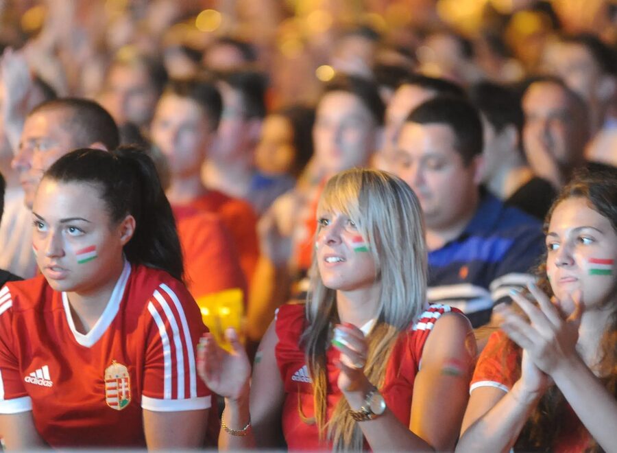 Magyar szurkoló leányok