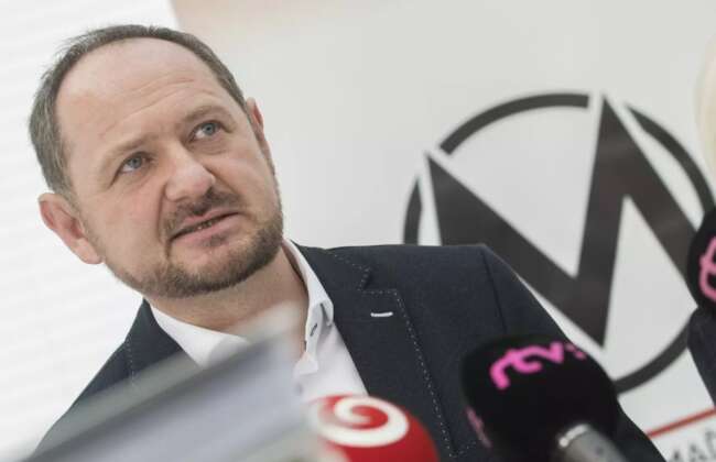 Ezgif 2019 02 28 simon zsolt jpg