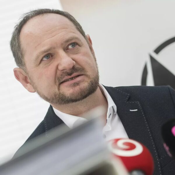 Ezgif 2019 02 28 simon zsolt jpg