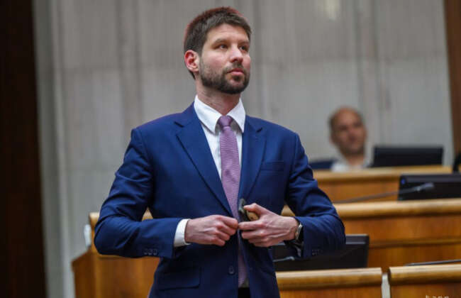Simecka öltönyben
