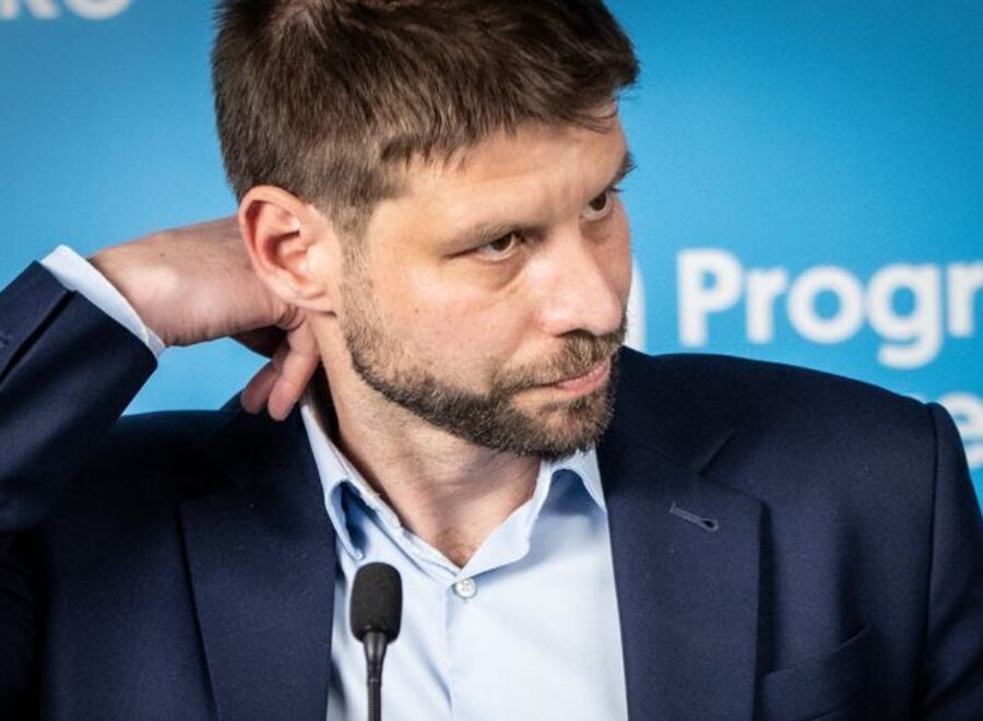 Simecka öltönyben kamerák előtt