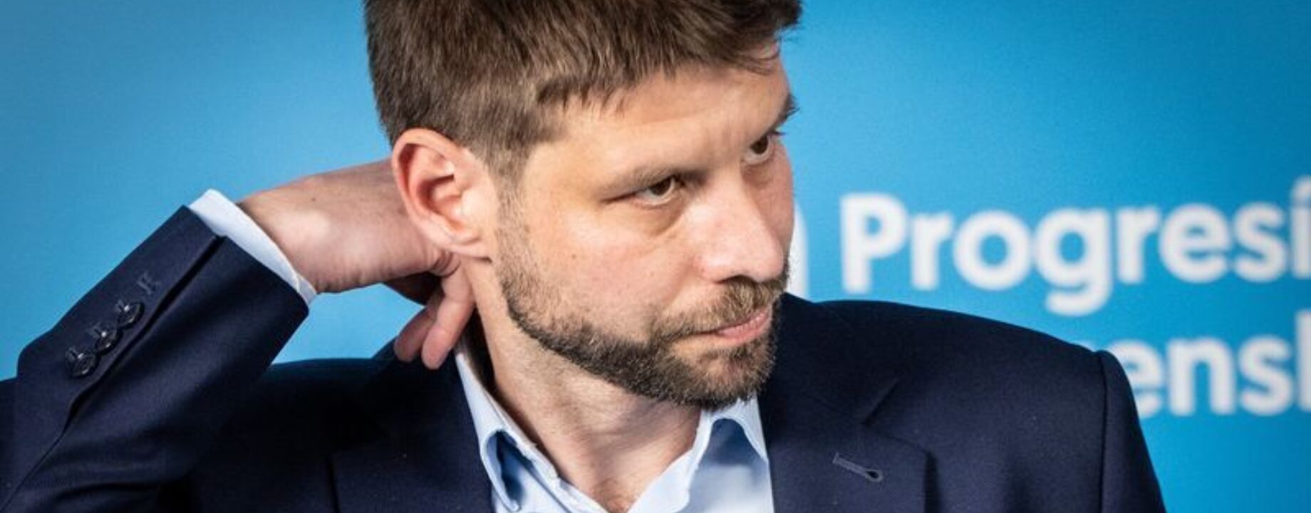 Simecka öltönyben kamerák előtt