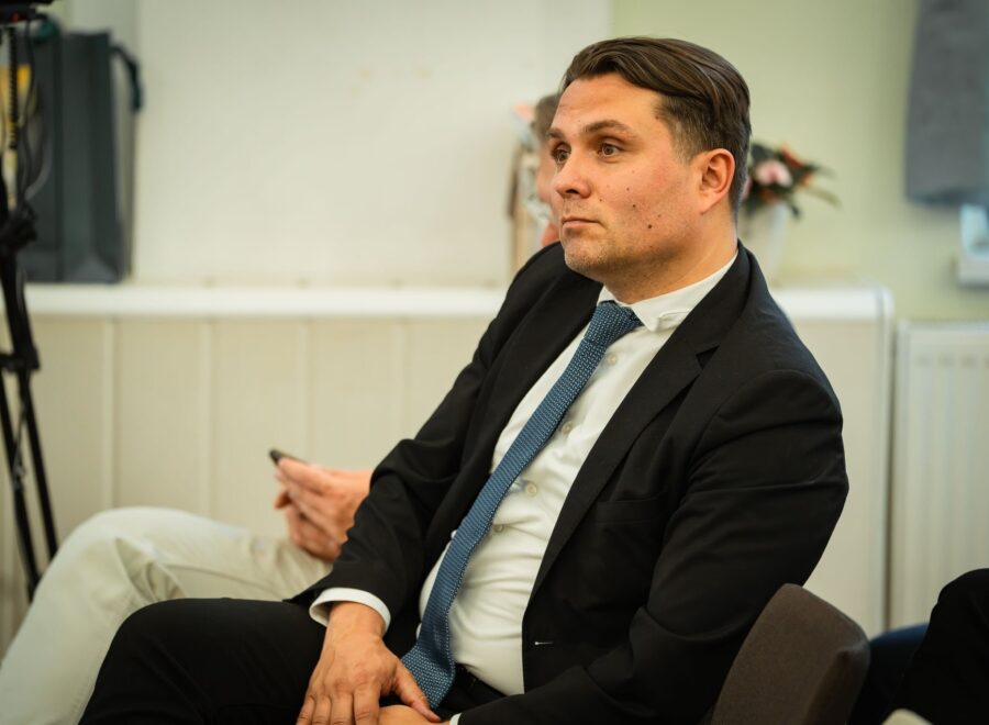 Gubik laci öltönyben