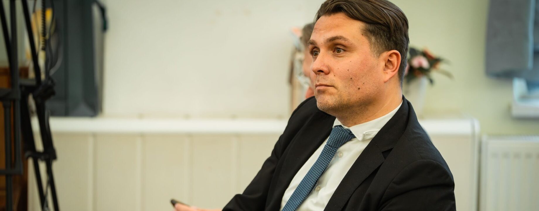 Gubik laci öltönyben