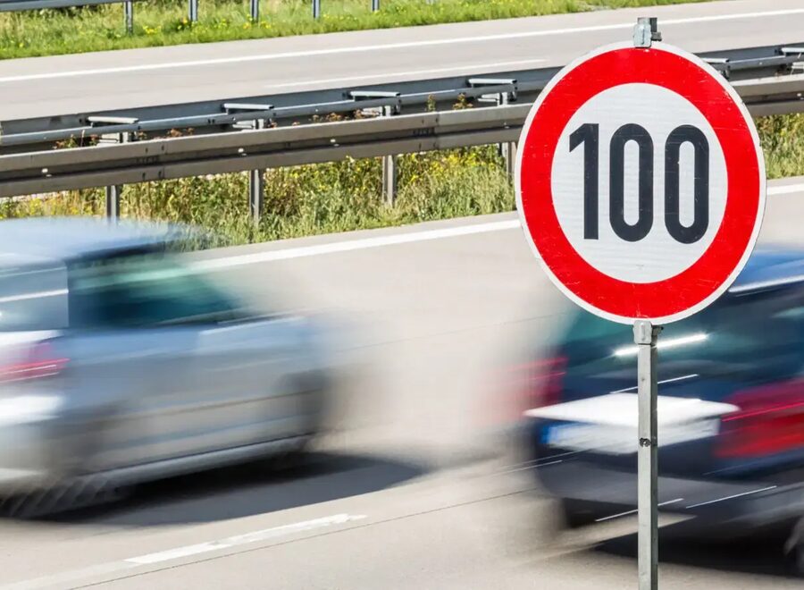 100 as korlátozás