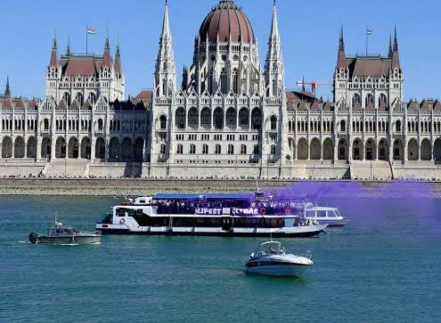 Lilak a parlament elott hajon