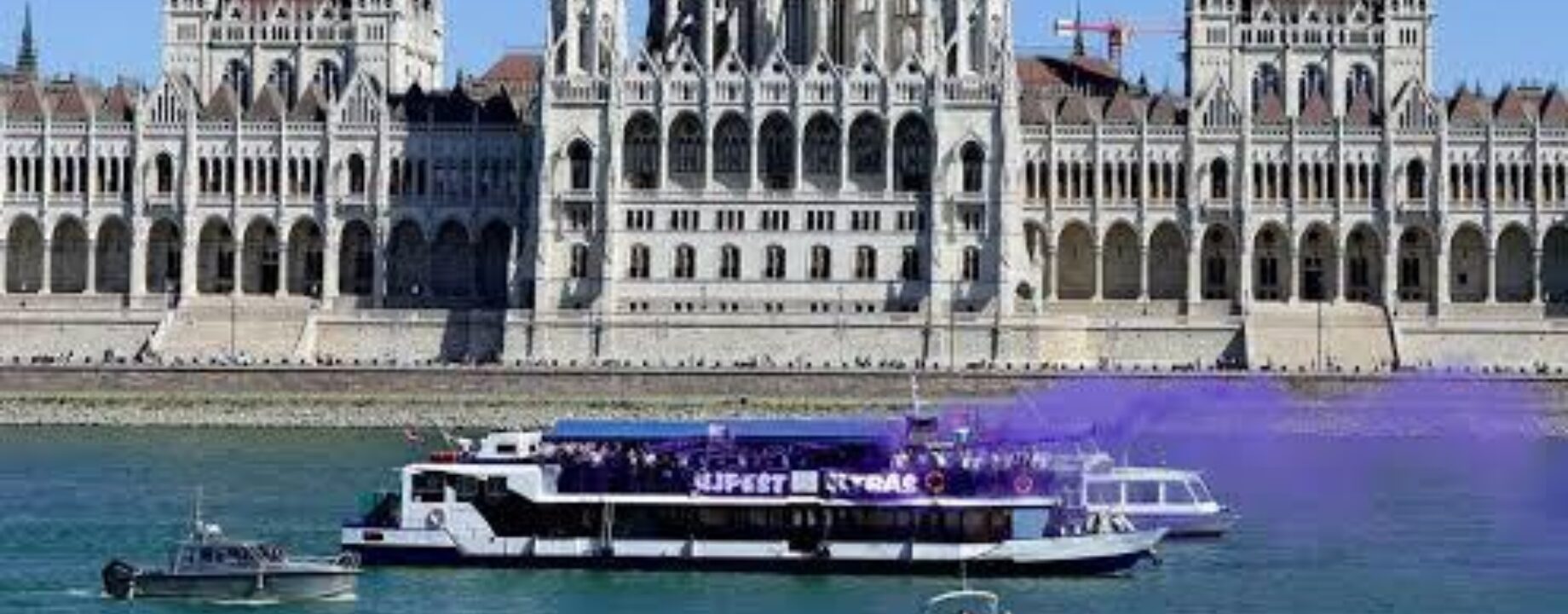 Lilak a parlament elott hajon