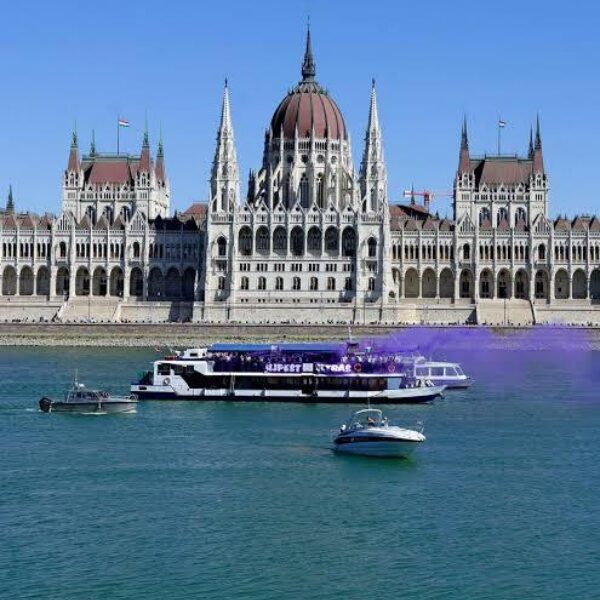 Lilak a parlament elott hajon