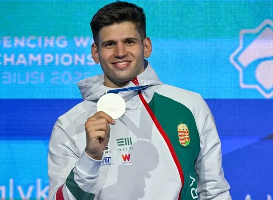 Az ezustermes siklosi gergely a ferfi parbajtor egyeni versenyenek eredmenyhirdetesen a tbiliszi vivo vilagbajnoksagon foto mti czegledi zsolt