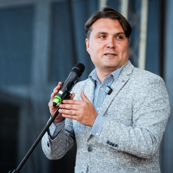 Gubik mikrofonnal