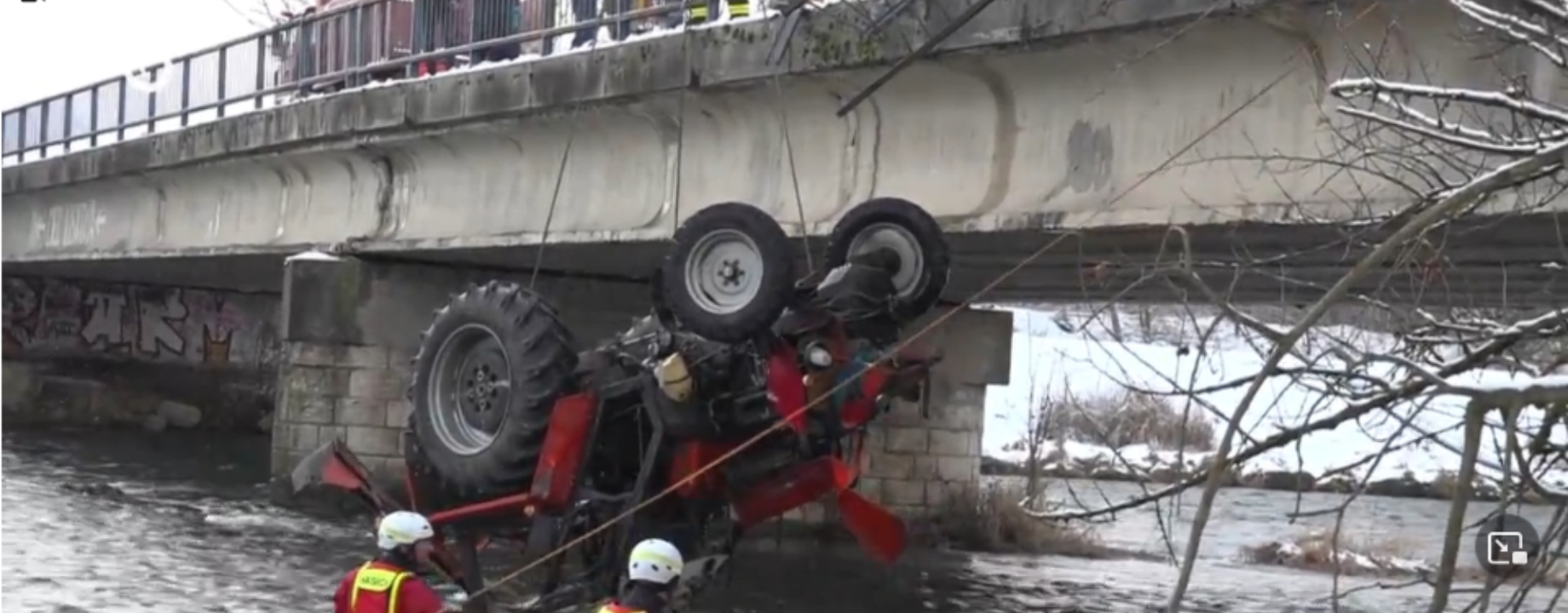 Screenshot 2023 02 02 at 13 42 15 Pri Ružomberku spadol traktor do rieky vodič potreboval ošetrenie