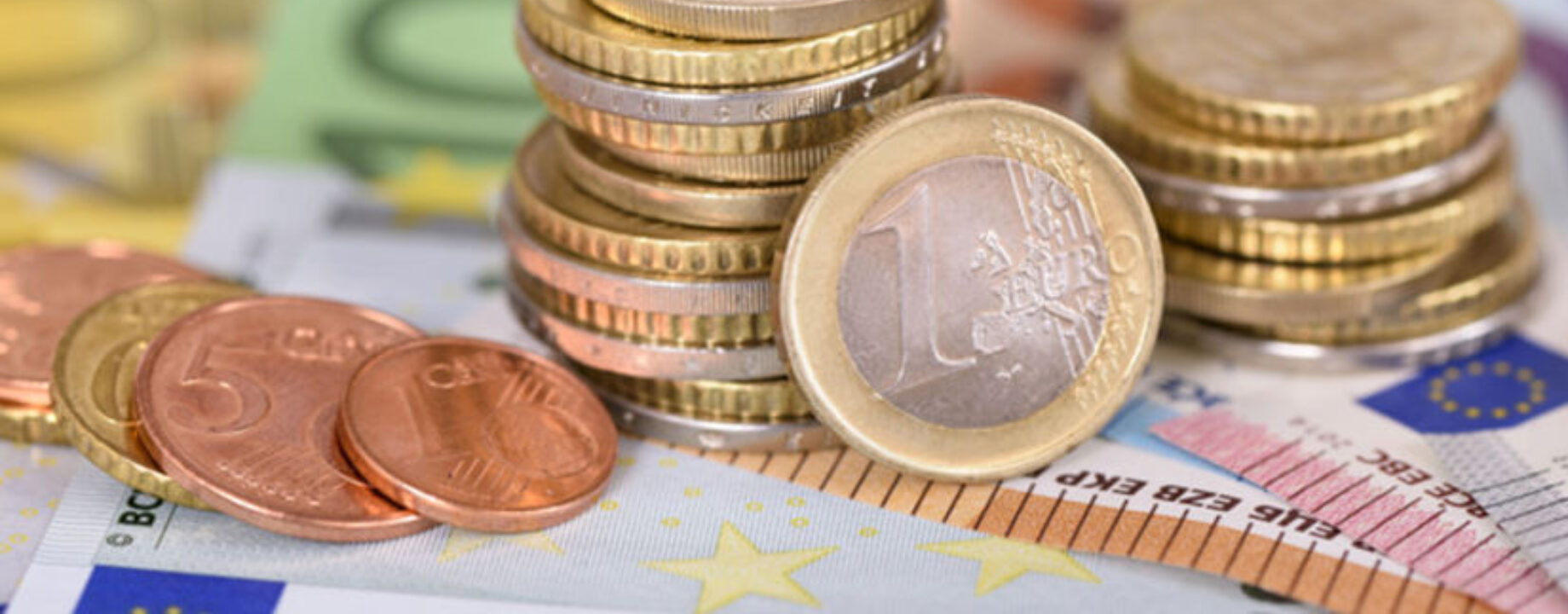 Peniaze bankovky mince euro clanok W