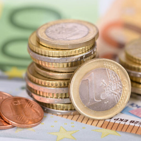 Peniaze bankovky mince euro clanok W