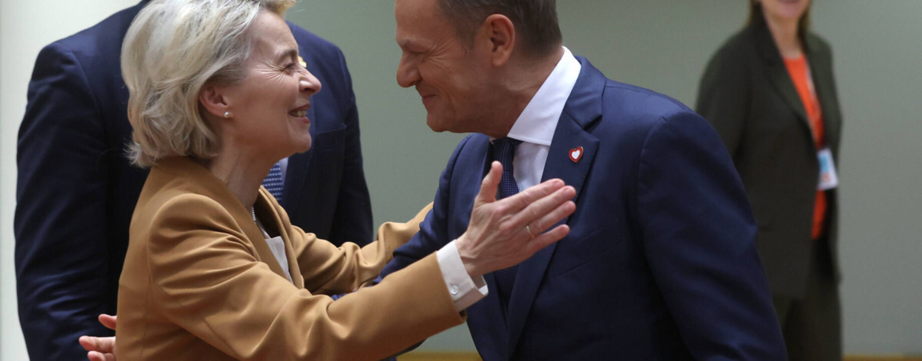 Premier donald tusk i przewodniczaca komisji europejskiej ursula von der leyen