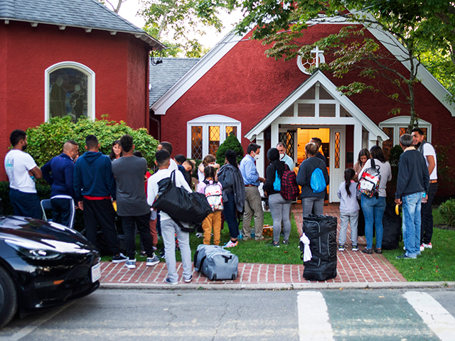 Immigration desantis flights immigrants gather belongings st andrews episcopal church wednesday
