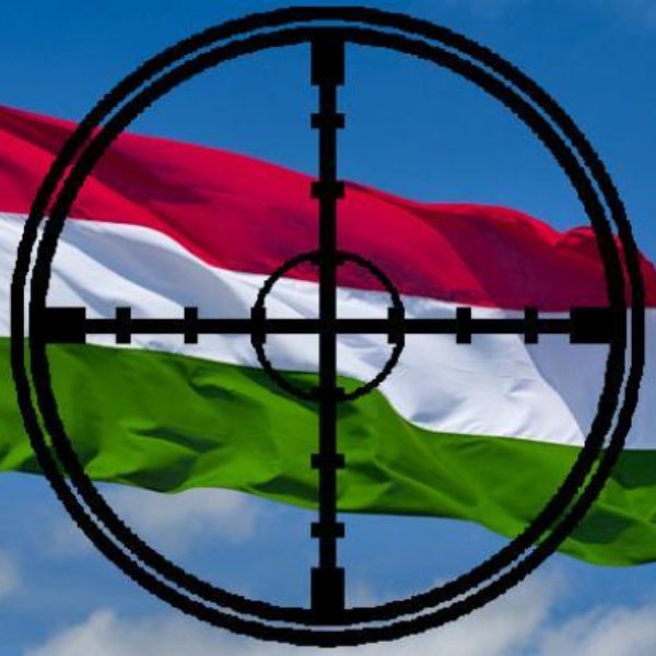 Celkeresztben magyar zaszlok feliratok es intezmenyvezetokz