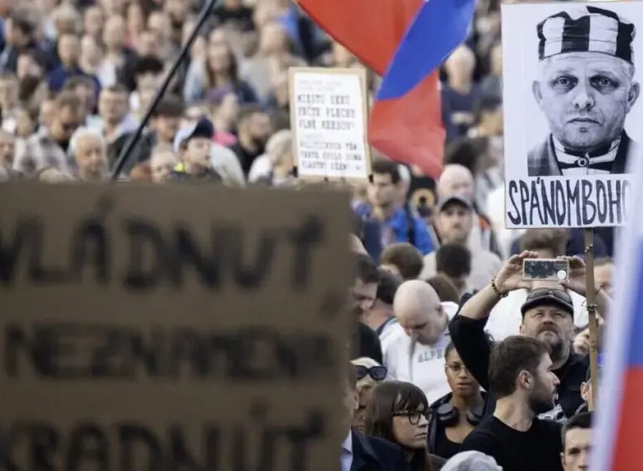 16092025 protest Bratislava3158797 scaled e1758044208928 1017x573