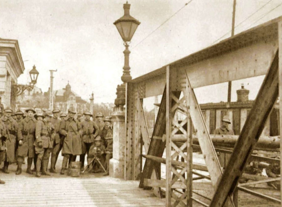 Csehszlovák légiósok a pozsonyi Ferenc József hídon forrás Wikipedia