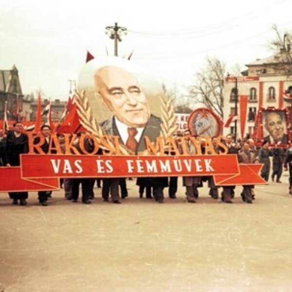 6 felvonulas vas es femmuvek szines