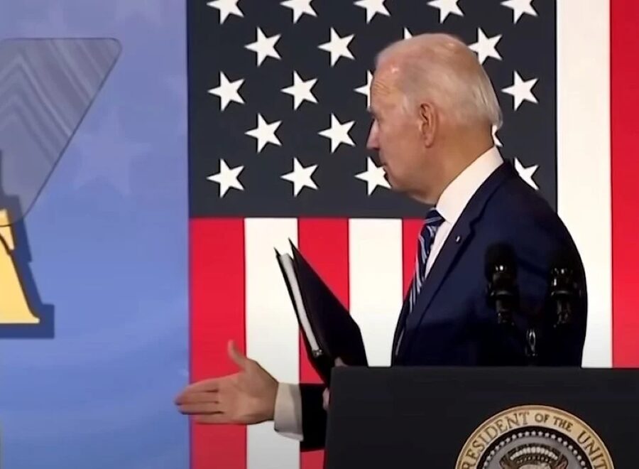 Biden kezetfog