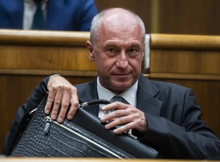 Hirman táskával