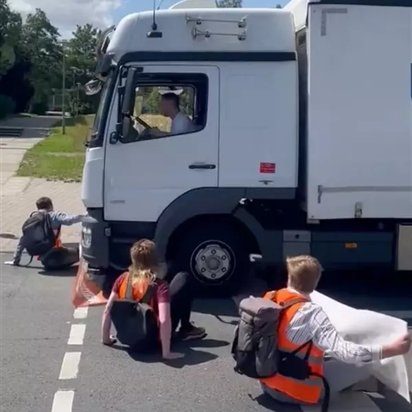 Kamionos a klimaharcosokkal