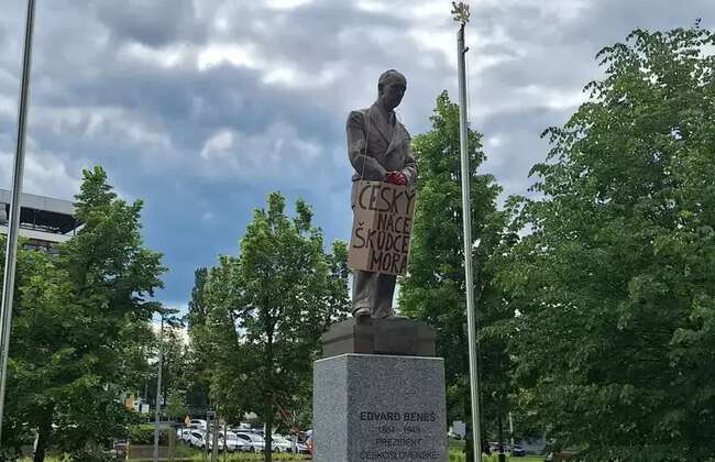 Brunn benes szobor png