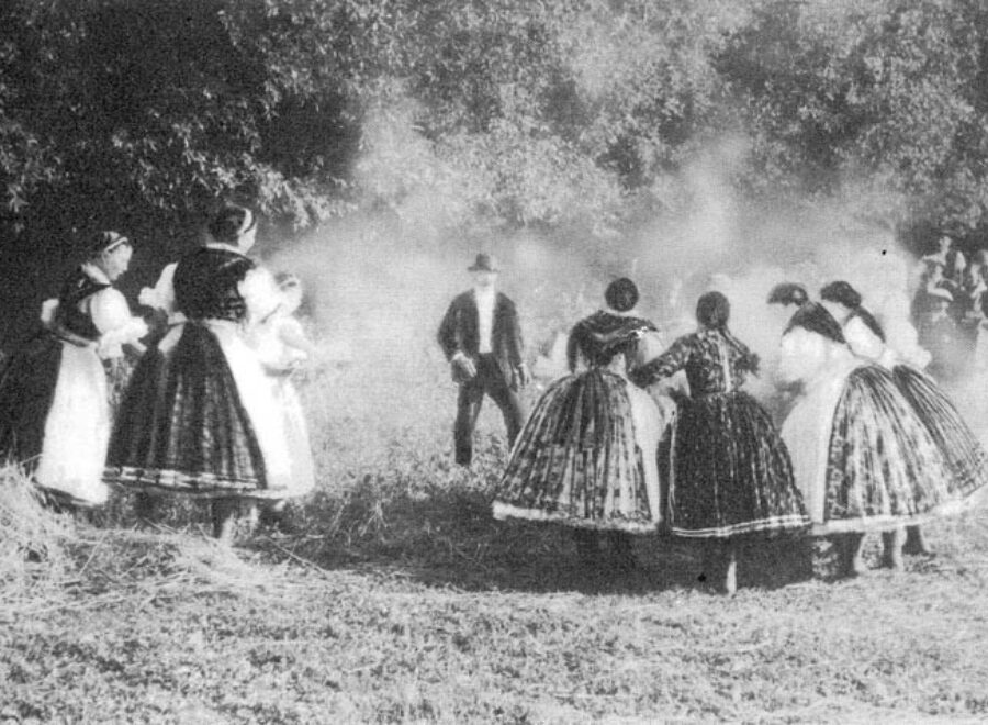 Szent Iván napi tűzugrás az 1930 as években Kép forrása Arcanum