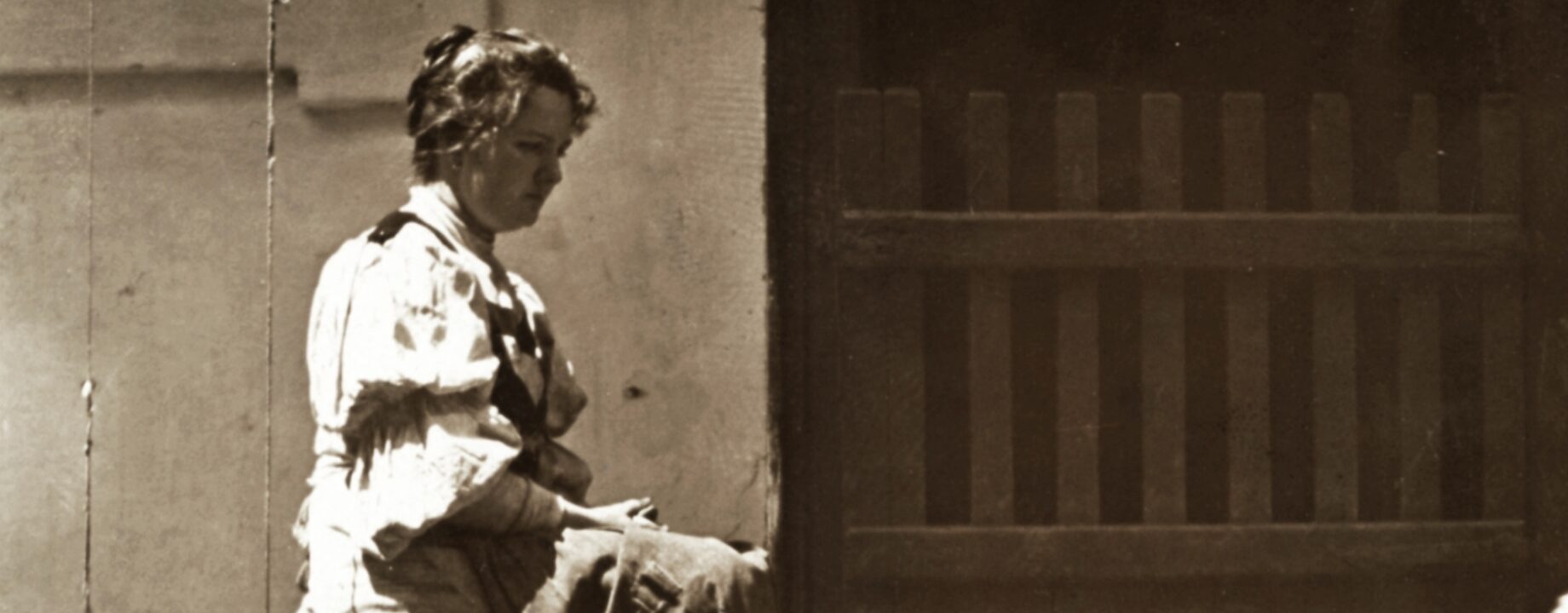 Asszony a baromfiudvaron 1902 ben Kép forrása Fortepan Vértes Károly képe