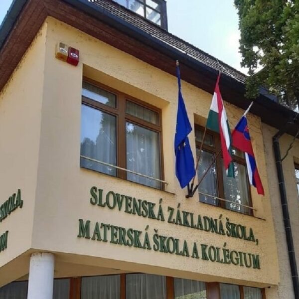 Szarvasi iskola épülete