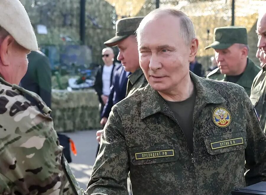 Katonai egyenruhaban tunt fel az orosz elnok foto northfoto