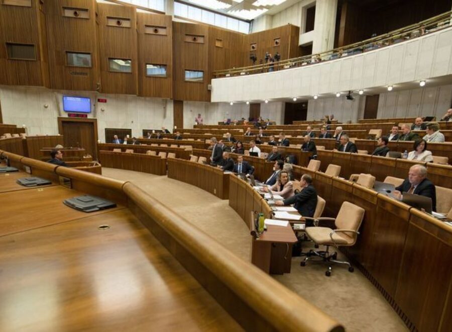 Parlament amnestie rokovacia sala clanok W